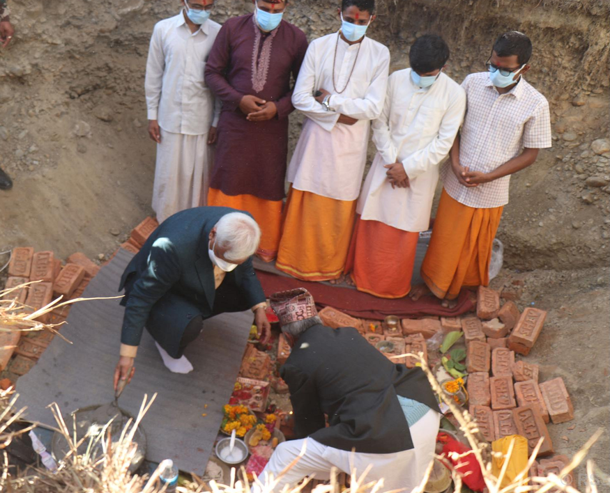 उद्योग वाणिज्य तथा आपूर्तिमन्त्री लेखराज भट्ट इन्धन भण्डारण गृहको शिलान्यास गर्दै। तस्वीर - हरि बास्तोेला, रासस